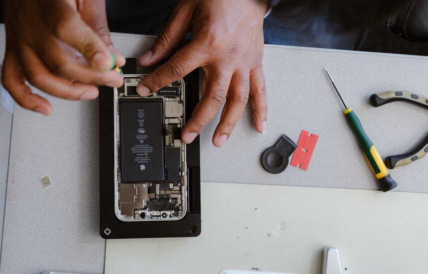 Apple is lifting some restrictions on iPhone repairs